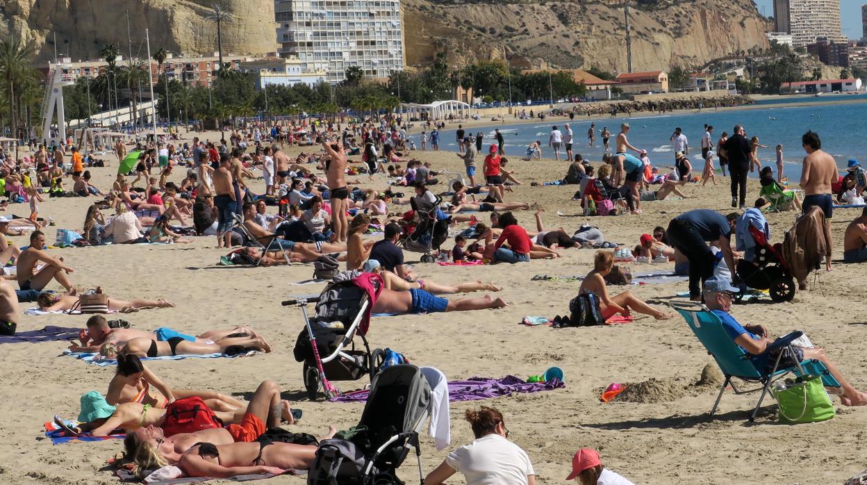 La playa Postiguet de Alicante, en Semana Santa de 2018