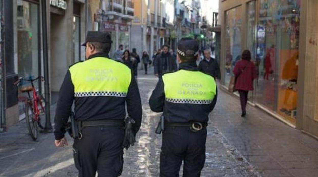 Detienen a una madre en Granada que propinó patadas y puñetazos a sus hijos