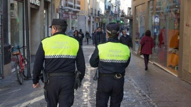 Detienen a una madre en Granada que propinó patadas y puñetazos a sus hijos