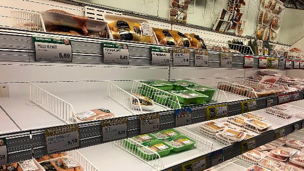 Los italianos asaltan supermercados y agotan el gel desinfectante y las mascarillas