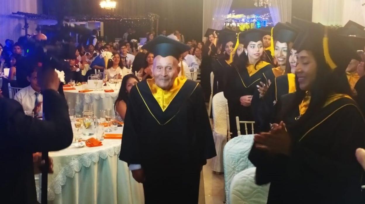 Alejo Hermógnes caminando hacia el escenario en su graduación