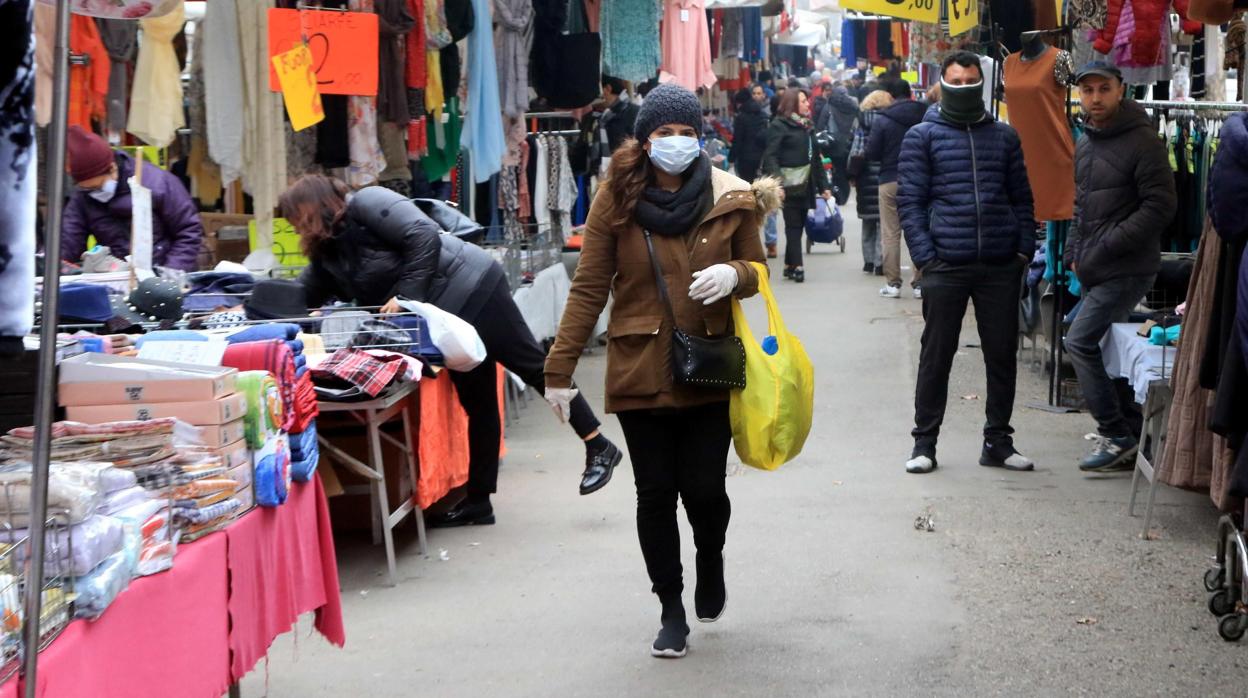 Una mujer con mascarilla, esta mañana, en Milán