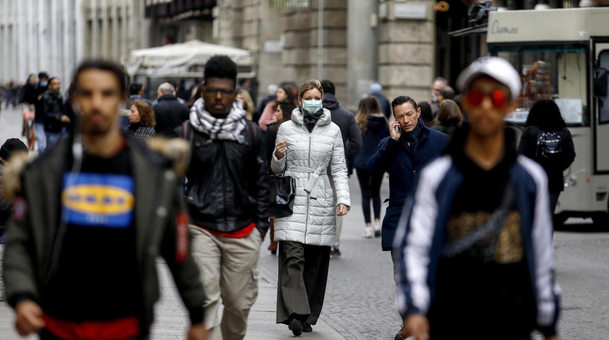 Transeúntes en una calle de Milán