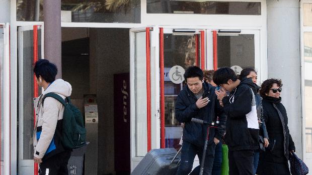 El coronavirus podría obligar a teletrabajar y cerrar colegios en zonas de Madrid y Vitoria