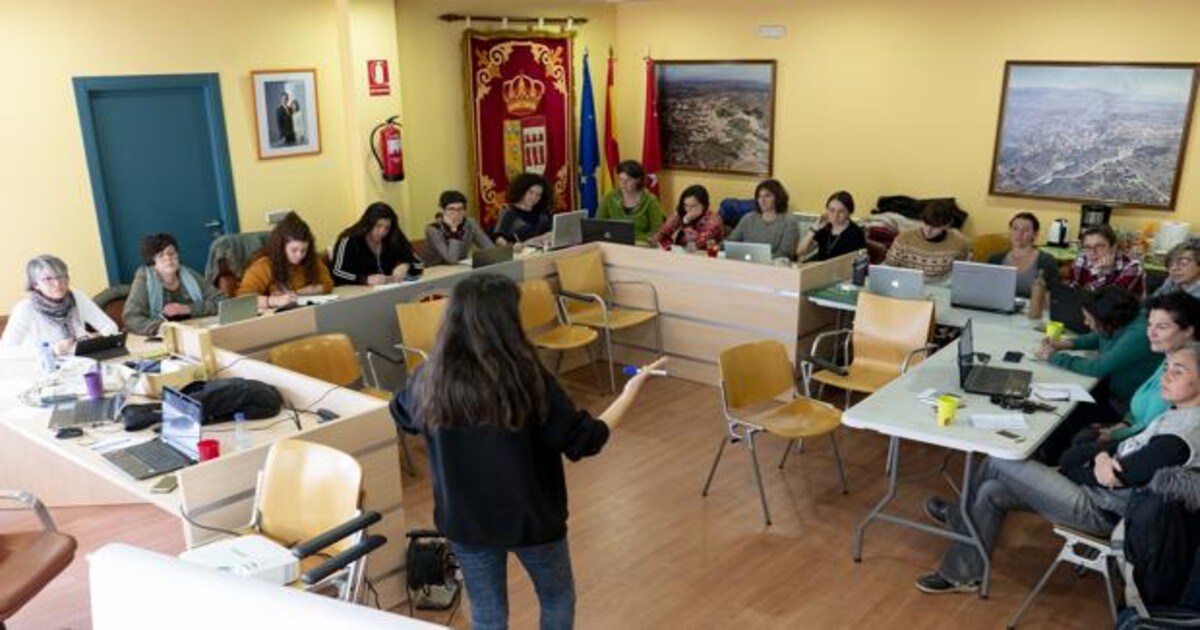 El salón de plenos del Consistorio de Fresnedillas de la Oliva (Madrid) se habilita para el program Enraizadas