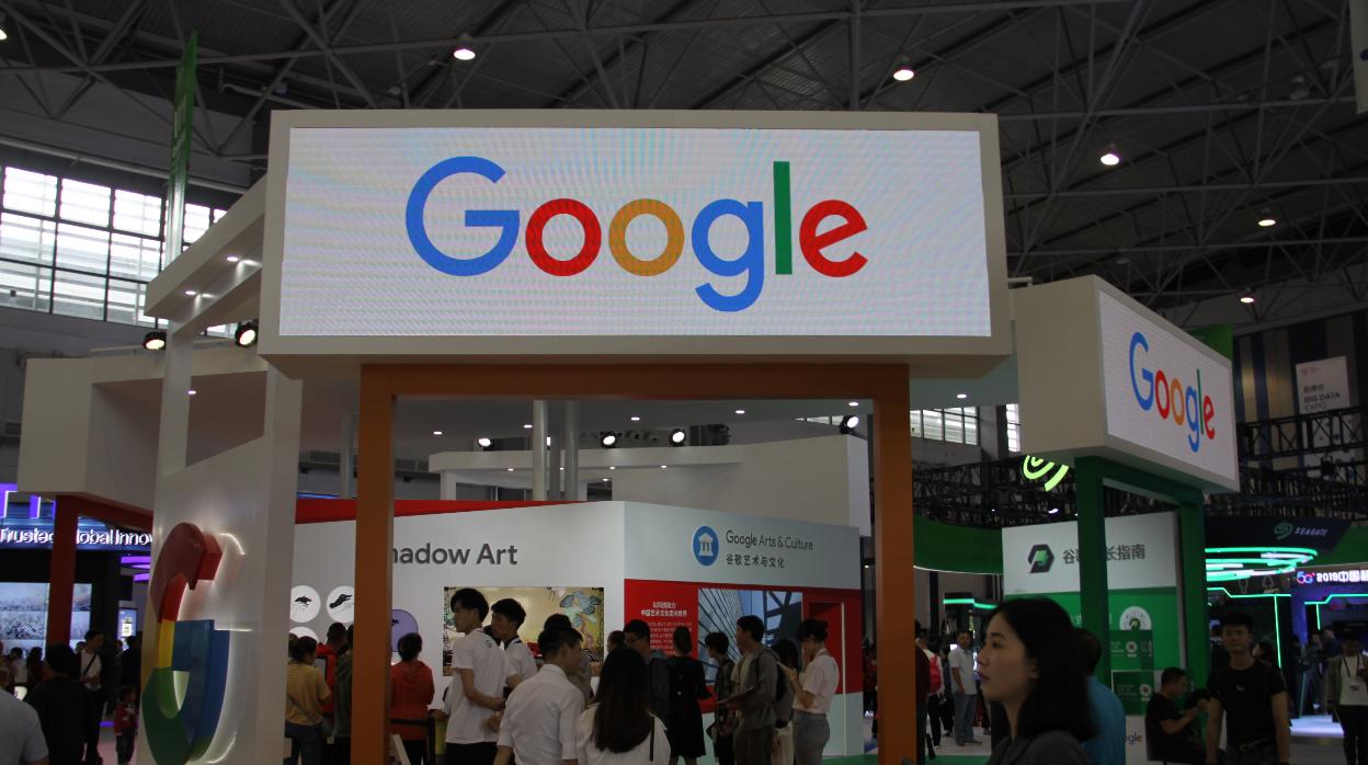 Expositor de Google en una feria tecnológica