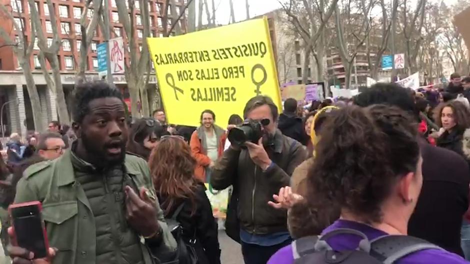 Increpan a Bertrand Ndongo, simpatizante de Vox, en la manifestación del 8M: «¡Fuera, asqueroso!»