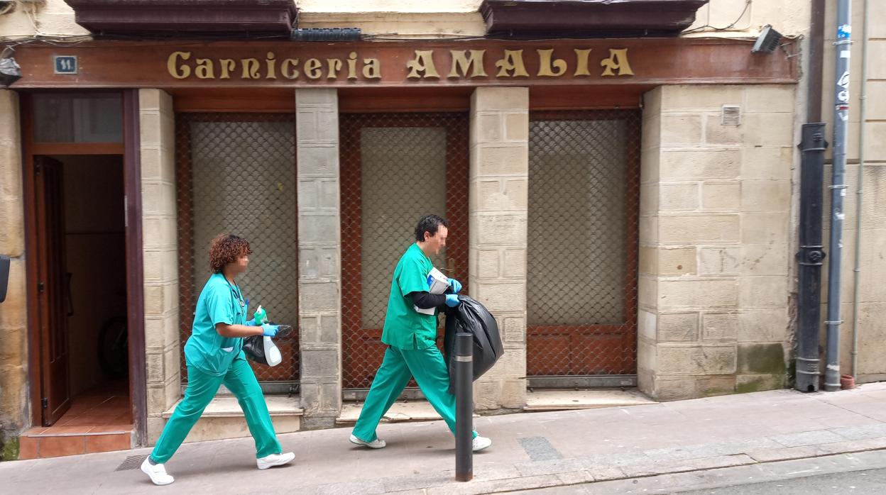 Dos sanitarias salen del domicilio de unos vecinos de Haro (La Rioja)