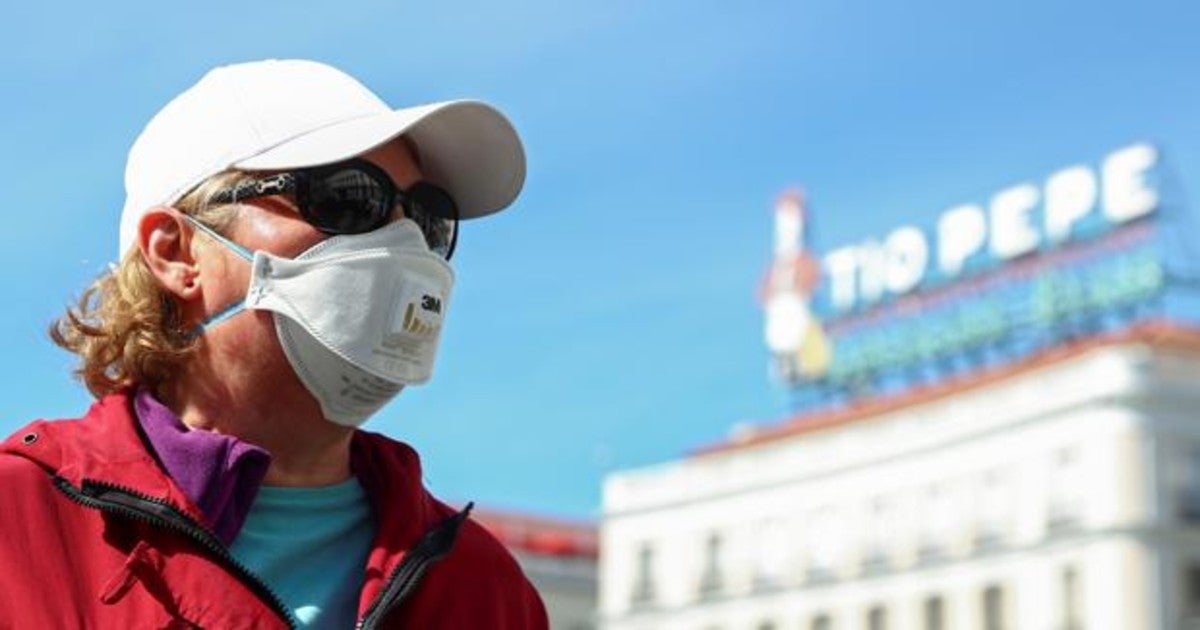 Una persona se protege con una mascarilla en Madrid por el coronavirus