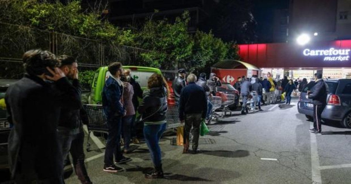 Colas en los supermercados de Roma