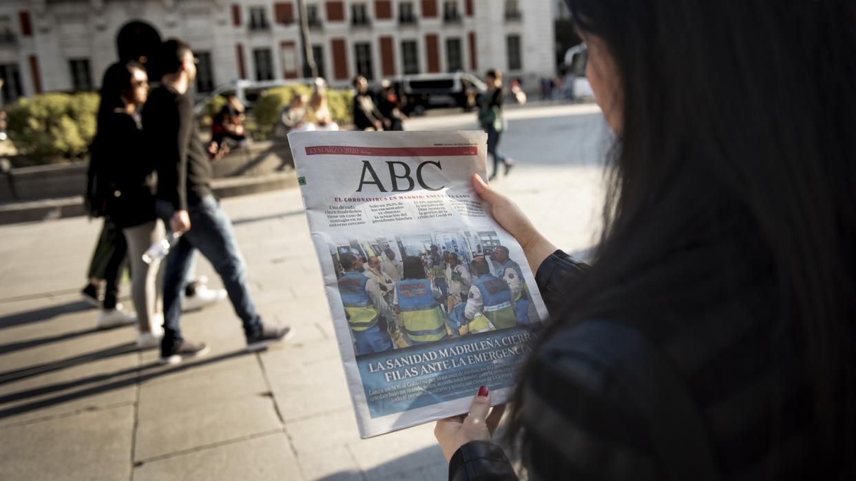 Una lectora en la Puerta del Sol de Madrid