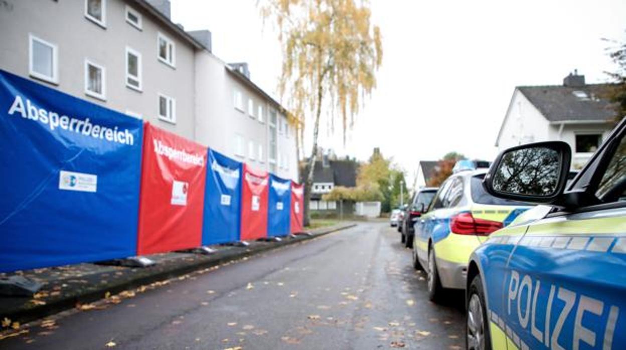 Un grupo de agentes custodia la vivienda de la familia en Alemania