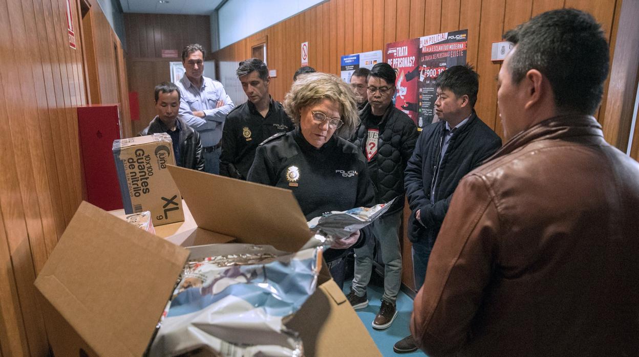 Empresarios chinos de Zaragoza donan mascarillas guantes y termómetros a la policía