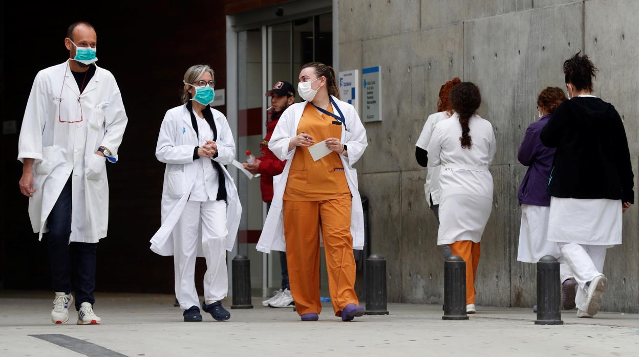 Personal medico en el Hospital de Bellvitge en L'Hospitalet (Barcelona)