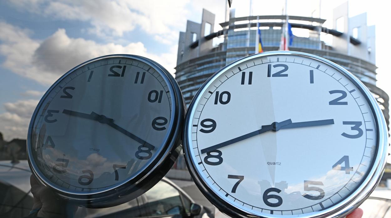 Un reloj junto al Parlamento Europeo
