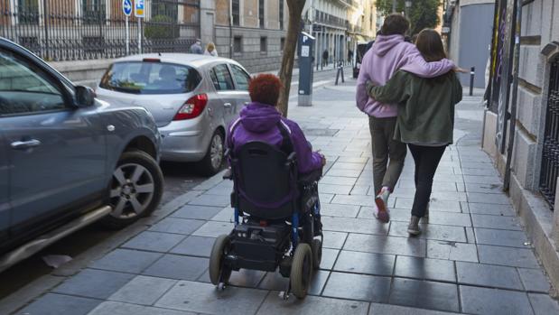 El Gobierno permite ahora salir a la calle a dispacacitados acompañados pese al confinamiento