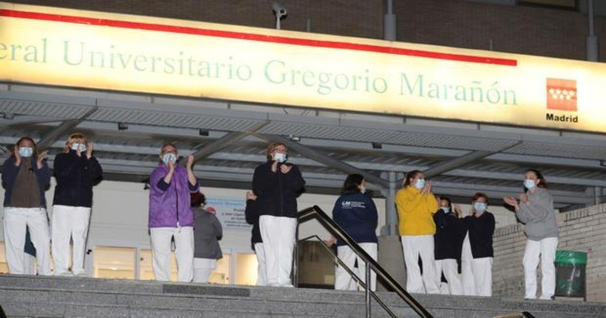 Profesionales de la salud aplauden a las puertas del Hospital Universitario Gregorio Marañón