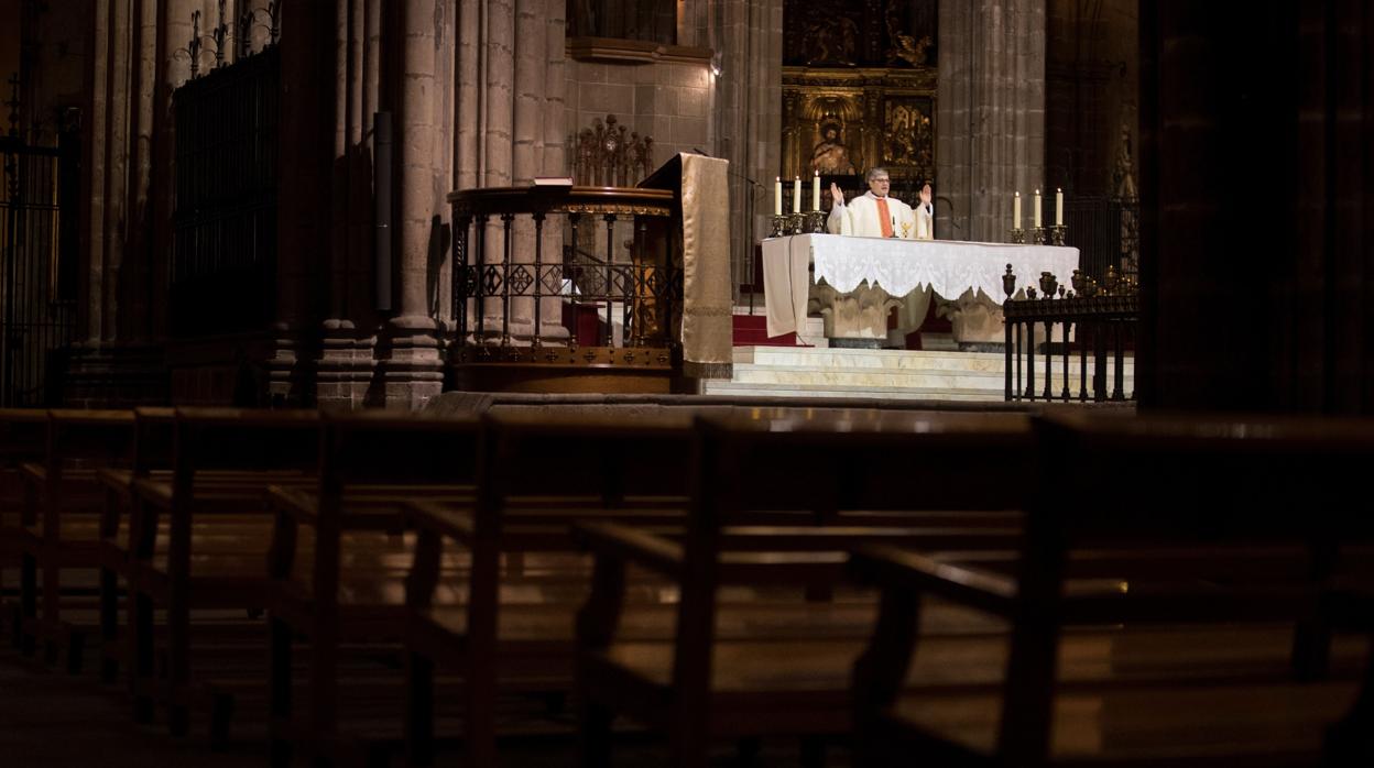 Monseñor Santiago Bueno oficia misa en la Catedral de Barcelona, totalmente vacía por el coronavirus