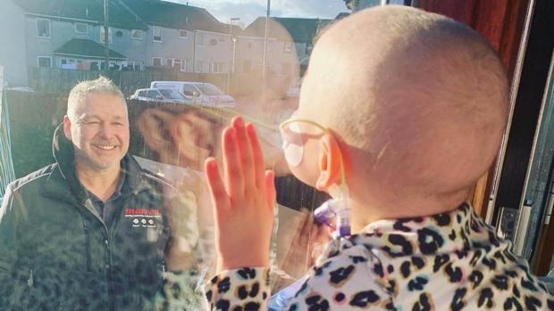 Una niña con cáncer llama la atención con una foto sobre la importancia del aislamiento