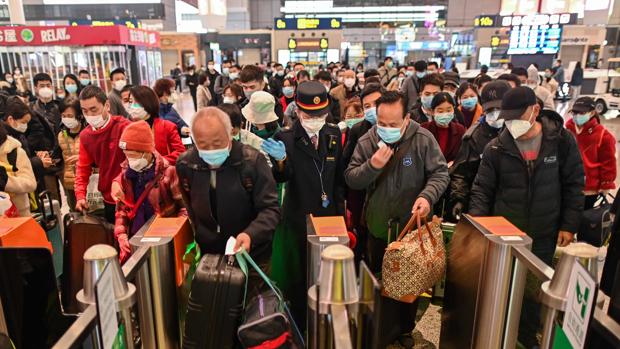 Wuhan, epicentro del coronavirus, levanta parte de su cerco y ya recibe trenes