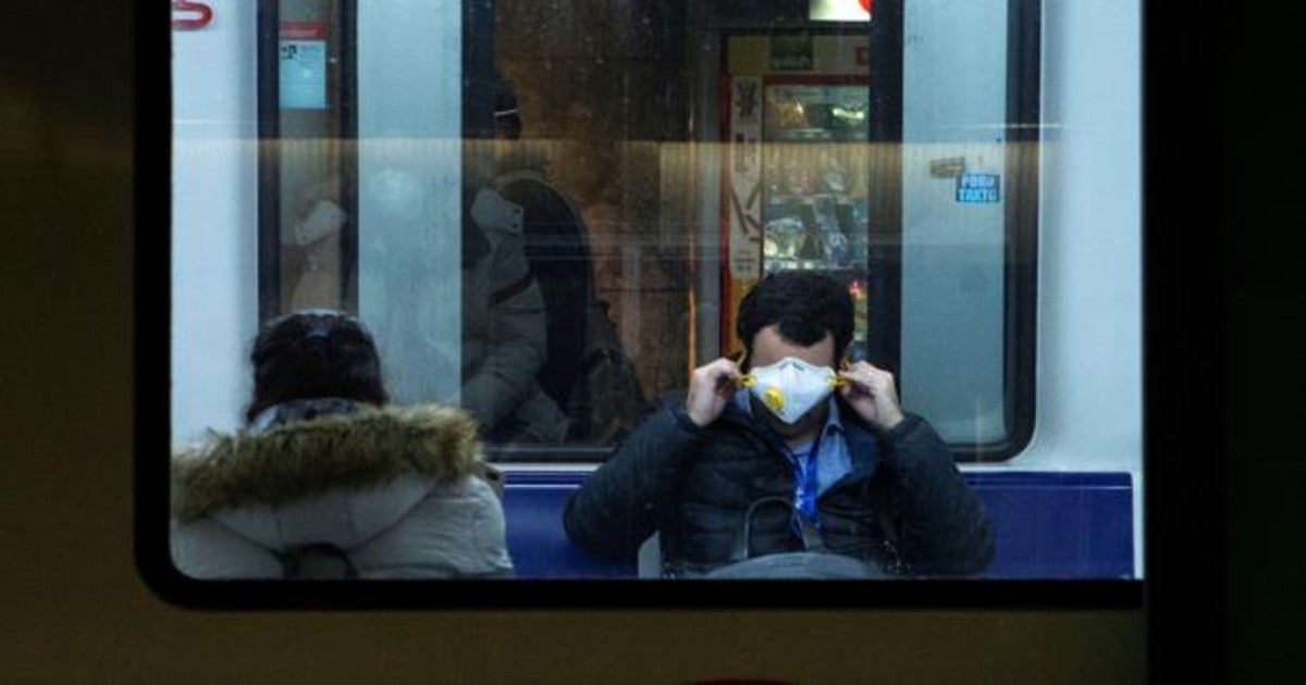 Varios usuarios en el metro de Barcelona a ultima hora de la tarde de ayer lunes, decimosexto día de aislamiento por el coronavirus Covid-19