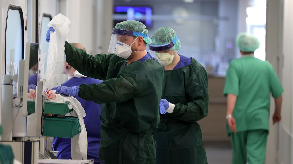 Personal sanitario combate el coronavirus en un hospital alemán