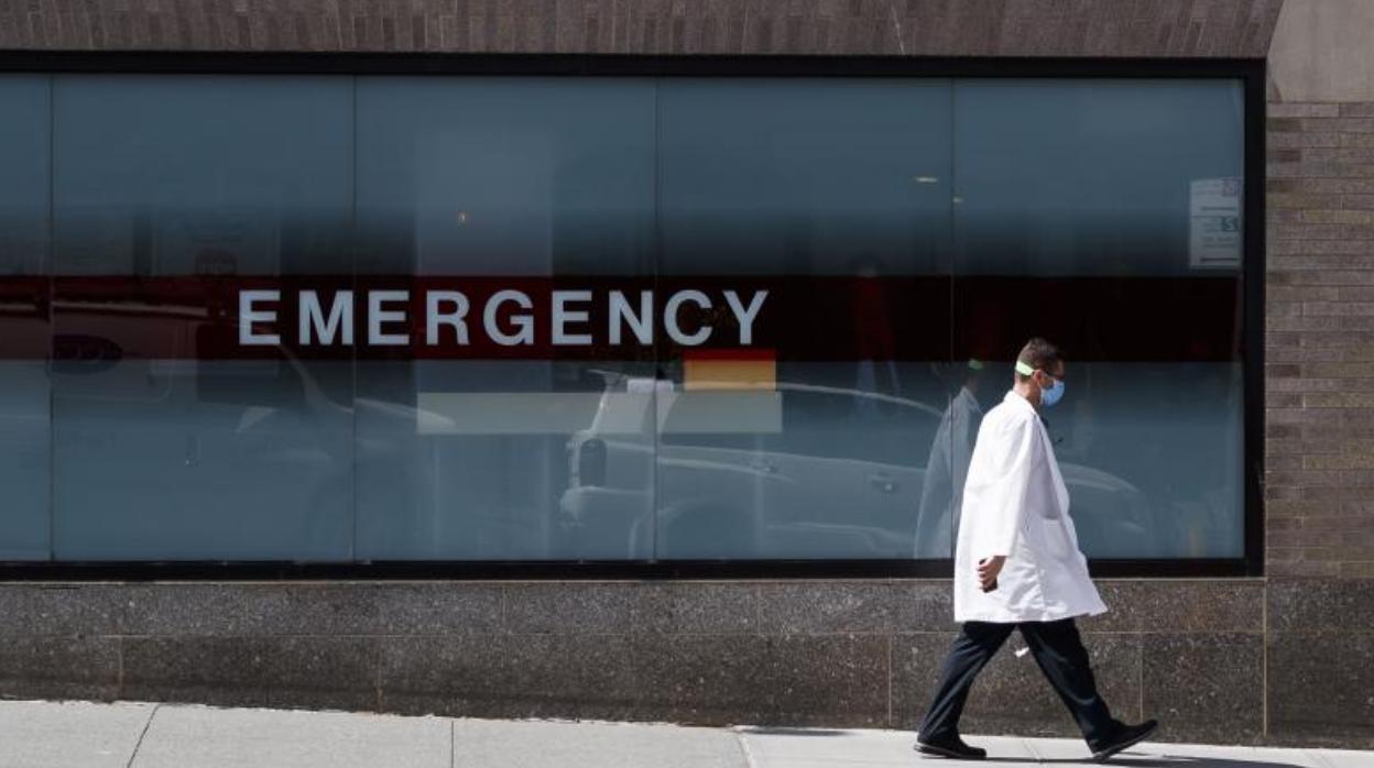 Un médico pasa por delante de la sala de emergencias de un hospital de Nueva York