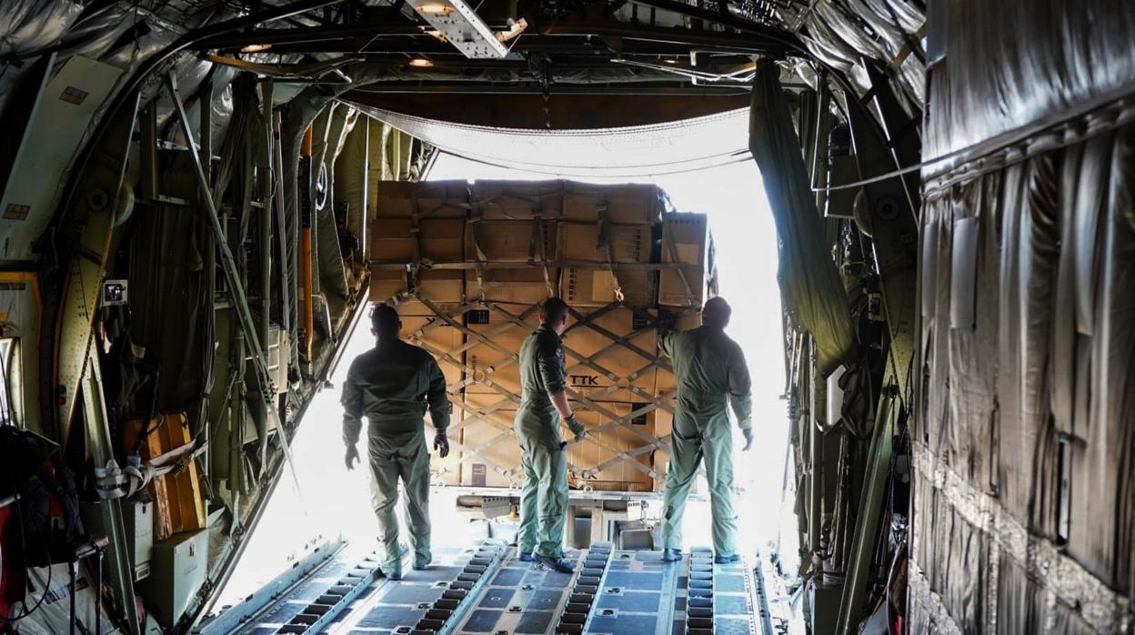 Diez mil equipos de protección individual llegaron este domingo a la base aérea madrileña de Torrejón