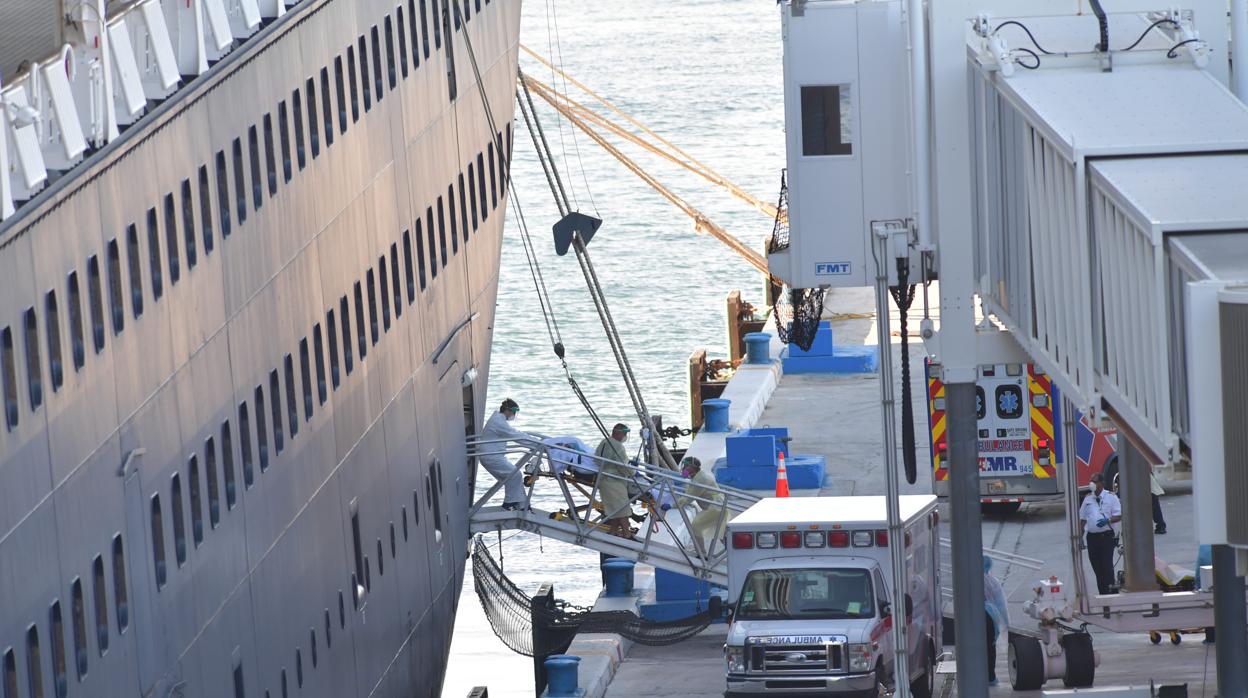 Los cruceros con varios casos de coronavirus consiguen atracar en Florida