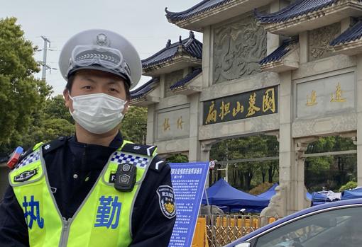 Para impedir incidentes por las dudas sobre la cifra de fallecidos por el coronavirus, la Policía vigila los cementerios y crematorios de Wuhan y ha prohibido que se celebre el Día de los Difuntos, que en China se conmemora este sábado 4 de abril