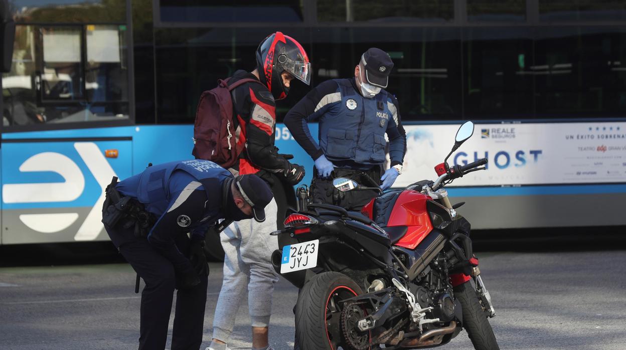 Agentes de la Policía Local realizan un control en la madrileña Plaza Castilla