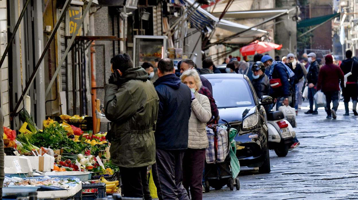 Un mercado de comida este sábado en Nápoles (Italia)