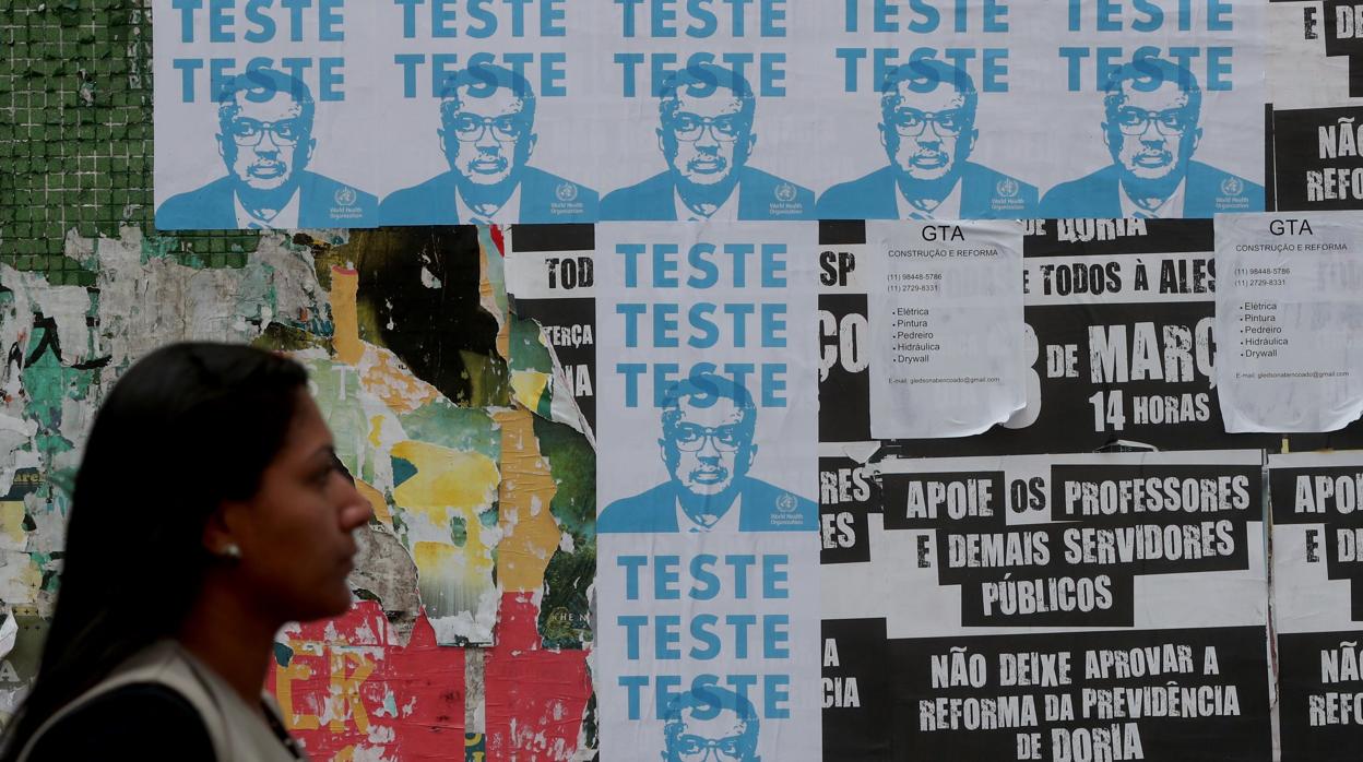 Cerca del estado de Sao Paulo, los brasileños demandan pruebas de detección del coronavirus a la OMS con el rostro del director general Tedros A. Ghebreyesus