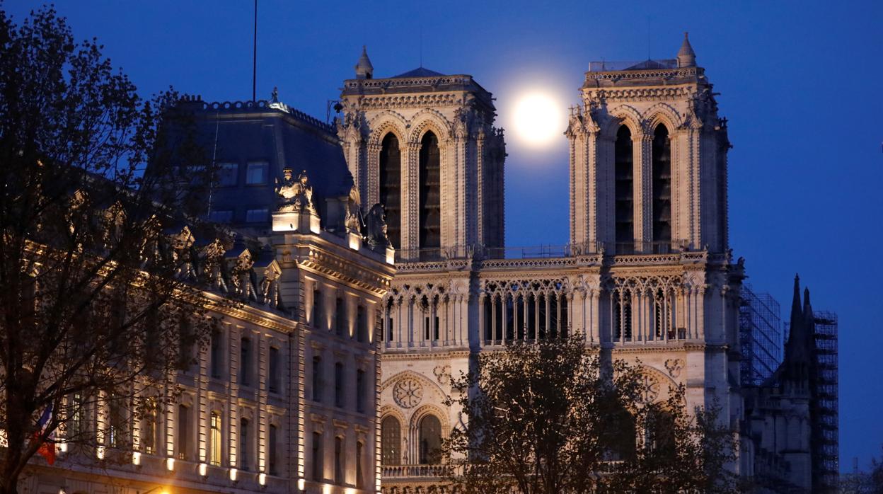 Notre Dame fotografiada la noche de este martes