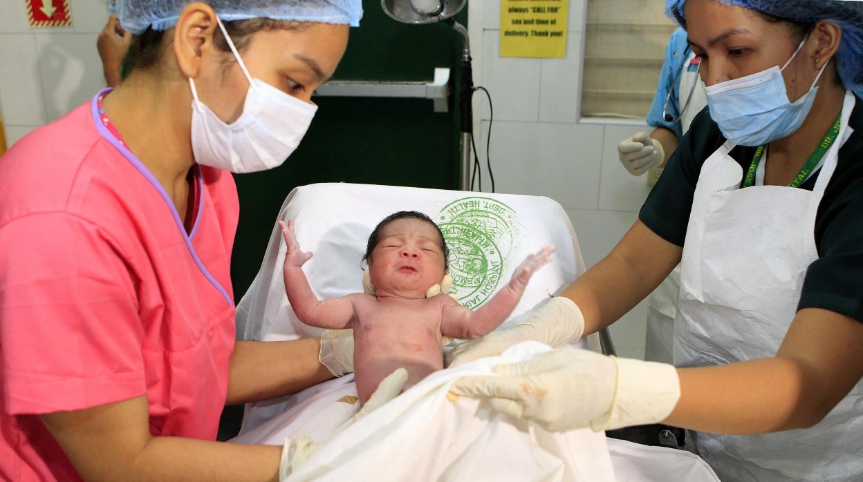 Un bebé en un hospital de Manila