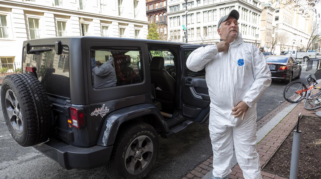 José Andrés, protegido con mootivo de la crisis del coronavirus, dona comida a personas vulnerables en Washington