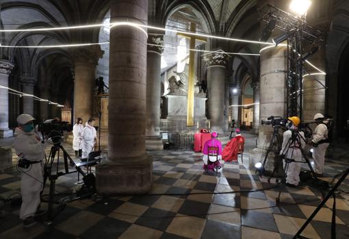 El arzobispo de Notre Dame reza en la catedral un año después del incendio