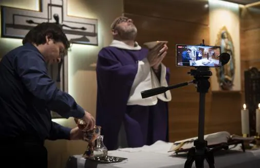 Pancho García y Vicente Esplugues, misionero y vicario de la parroquia de Nuestra Señora de las Américas de Madrid, ofician misa virtual que retransmiten a las familias por el canal de YouTube de la parroquia.