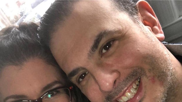 Un hombre escucha a su esposa cantar la canción que sonó en su boda justo antes de morir por coronavirus