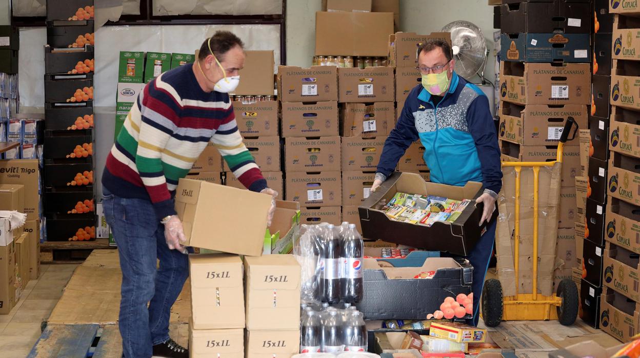 Imagen de archivo de unos voluntarios repartiendo alimentos