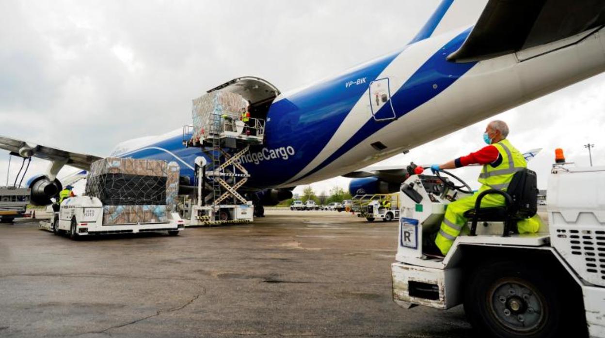 Uno de los aviones con material sanitario que llegó a Madrid la semana pasada