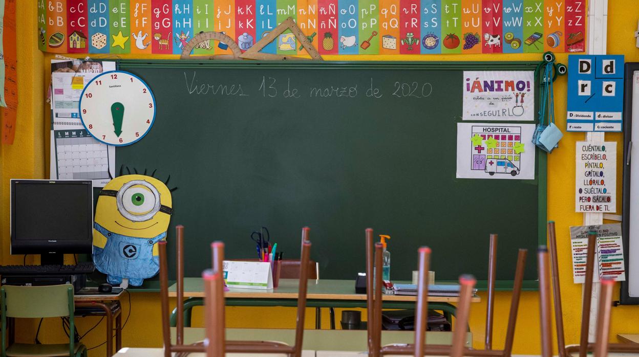 Un aula vacia de un colegio de Murcia. En la pizarra se puede leer la fecha del viernes 13 de marzo, último día que los alumnos asistieron a clase, antes de que el gobierno declarara el estado de alarma por la crisis del Covid-19