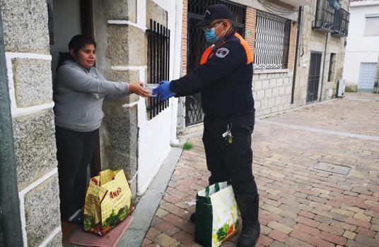 Rosa María recibe alimentos gracias a una campaña solidaria conjunta de Cáritas Madrid, Gate Group y ALD