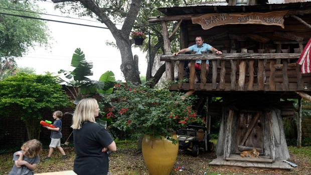 Un médico estadounidense se muda temporalmente a la casa del árbol de sus hijos para no contagiar a su familia