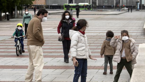 La salida de los niños tras 43 días encerrados se convierte en la «coartada perfecta» para muchos padres