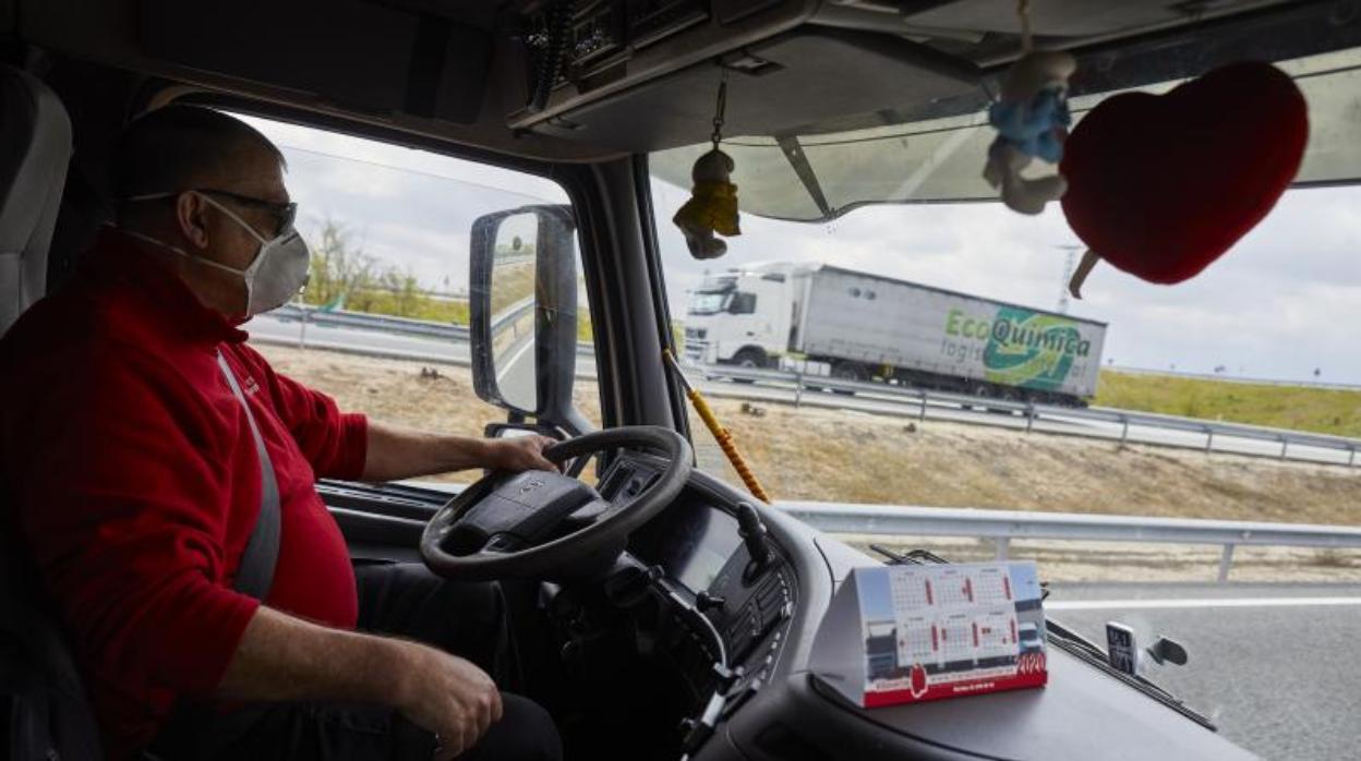 Álvaro, al volante de su camión en dirección a Lisboa