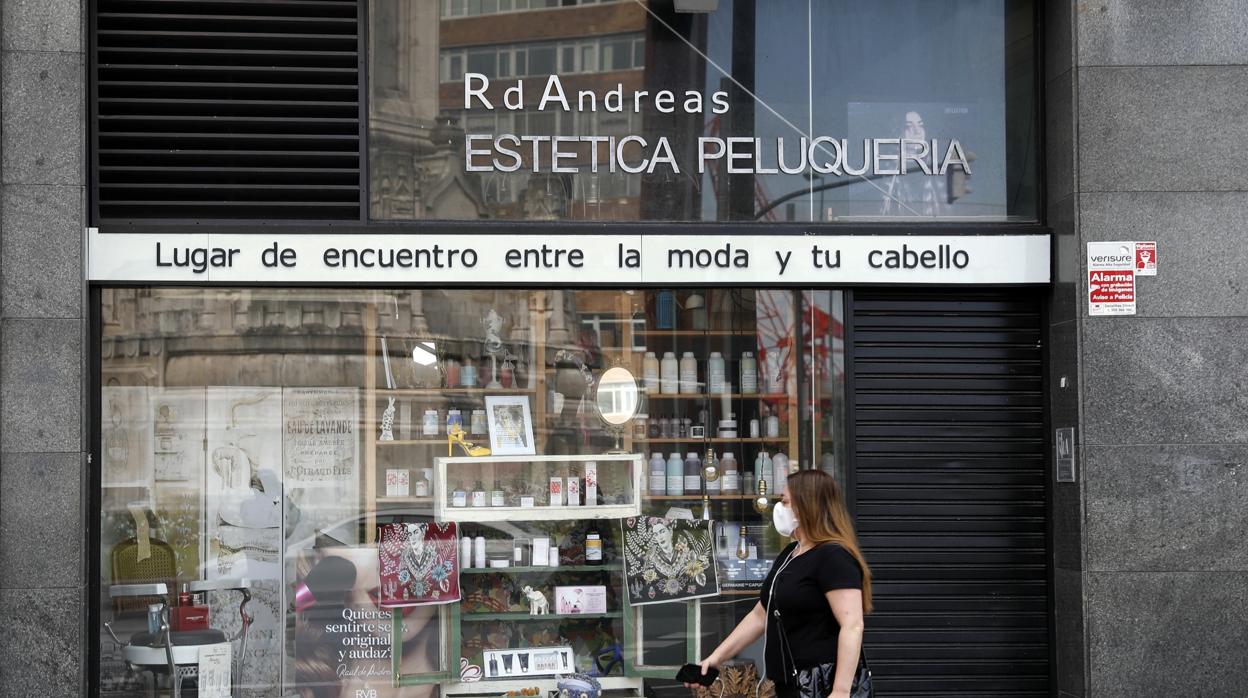 Una peluquería cerrada en Bilbao