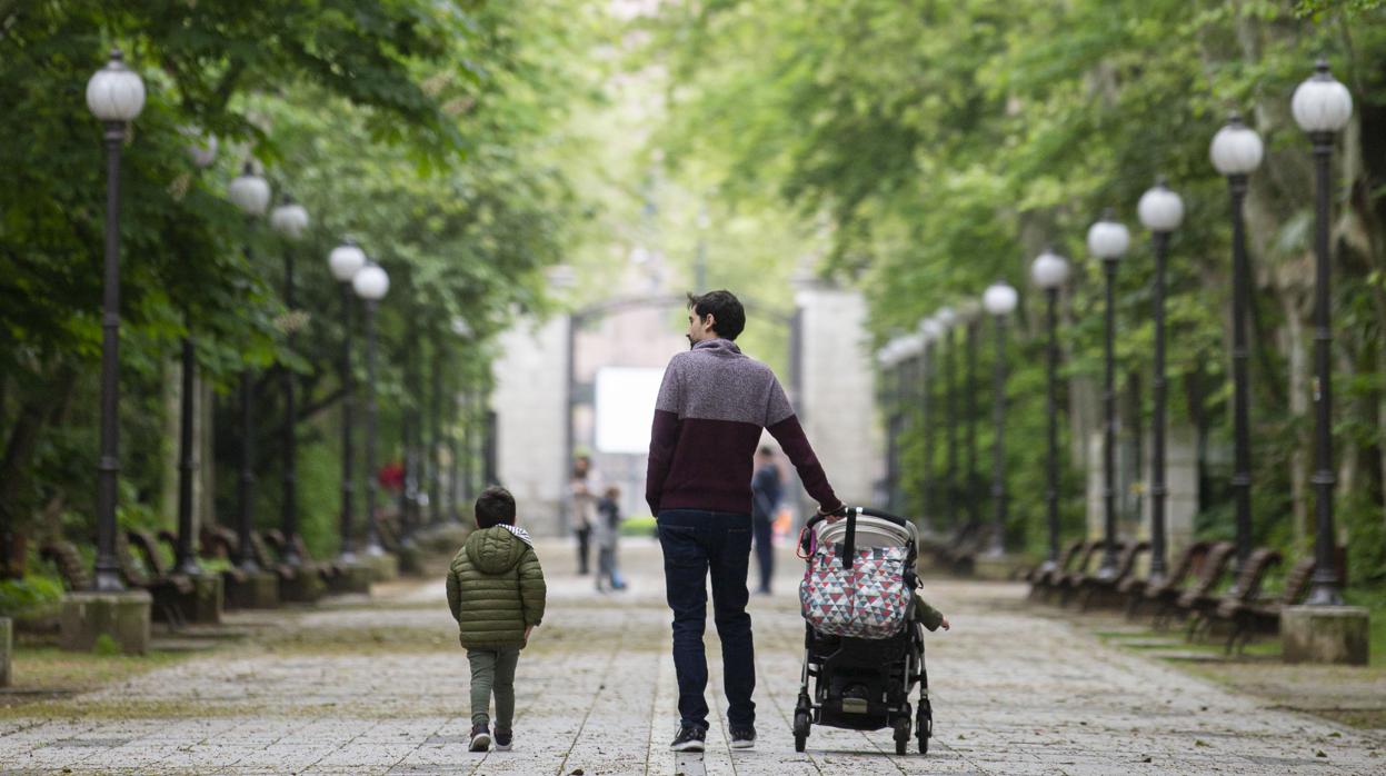 Un padre pasea con sus dos por Valladolid