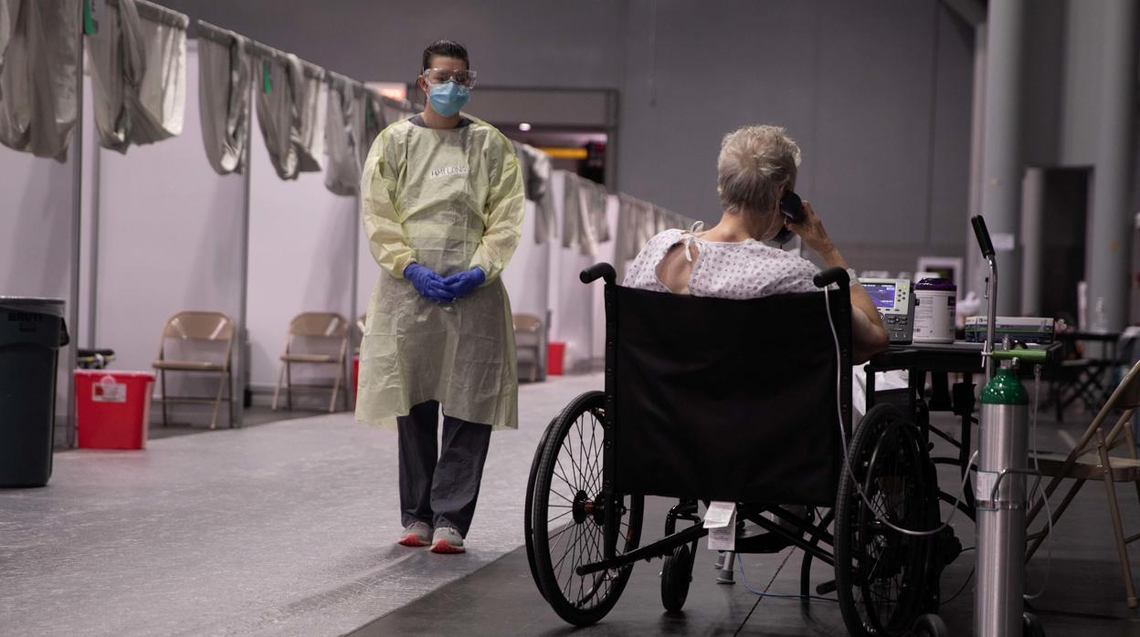 Un anciano realiza una llamada de teléfono en un hospital de Nueva York