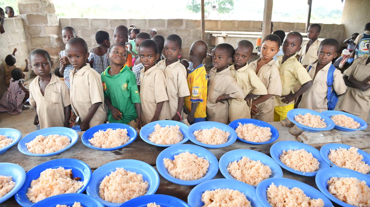 Niños que esperan para comer en la escuela en el pueblo de Koroko Foumasa, en el centro de Costa de Marfil